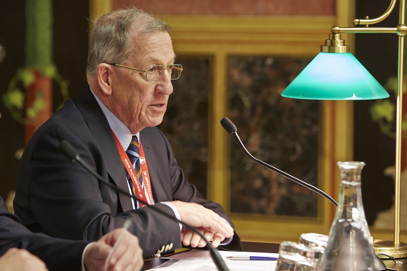 Am Podium Bundesminister a. D. Helmut Krünes am Wort