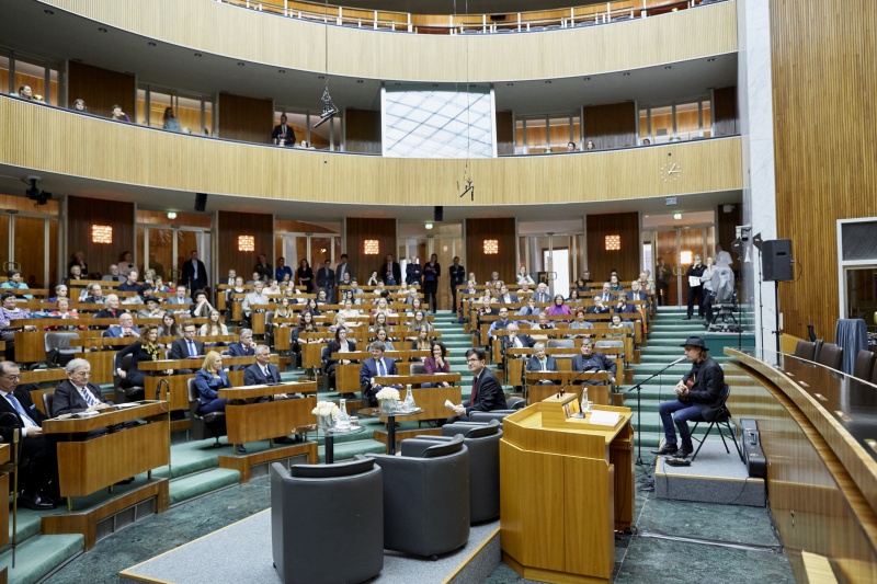 Ernst Molden bei der Musikalische Umrahmung. Blick Richtung VeranstaltungsteilnehmerInnen