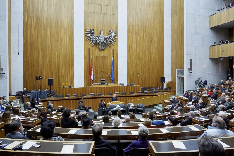 Nationalratspräsidentin Doris Bures (S) bei ihrer Begrüßung am Rednerpult