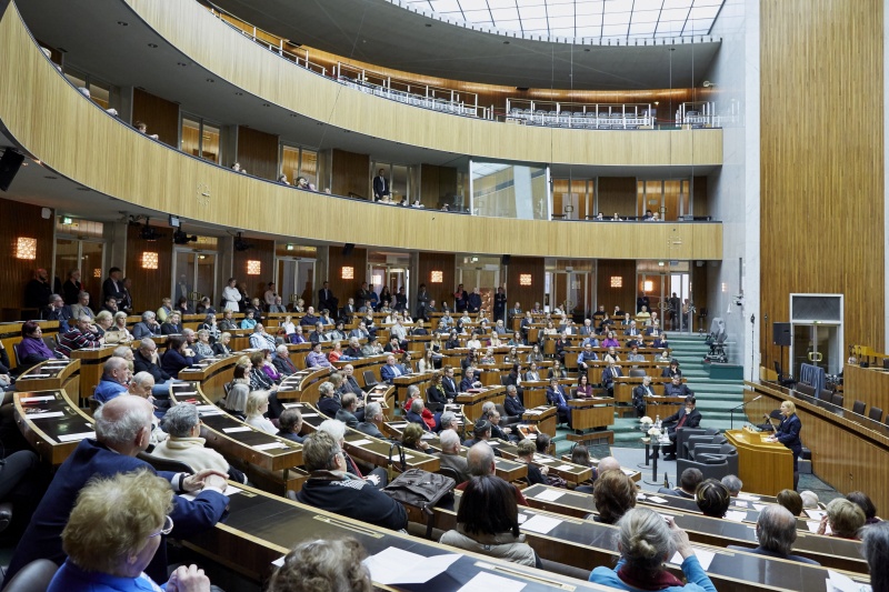 Nationalratspräsidentin Doris Bures (S) bei ihrer Begrüßung am Rednerpult