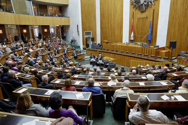 Podium v.li.: Ari Rath im Gespräch mit Michael Kerbler. Blick Richtung VeranstaltungsteilnehmerInnen