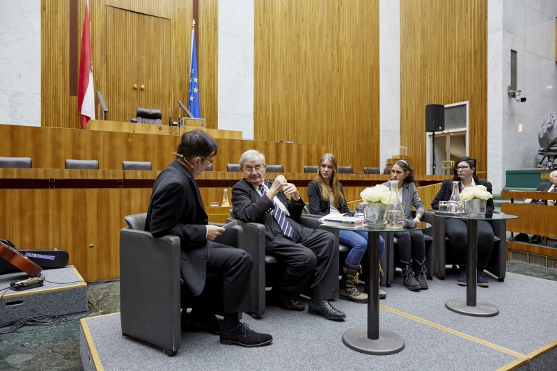 Podium v.li.: Michael Kerbler im Gespräch mit Ari Rath und drei Schülerinnen Soraya Schwarzenecker, Christina Kroiss und Bernadette Hörbart-Schiessl