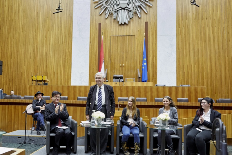 Podium v.li.: Michael Kerbler, Ari Rath und Schülerinnen Soraya Schwarzenecker, Christina Kroiss und Bernadette Hörbart-Schiessl