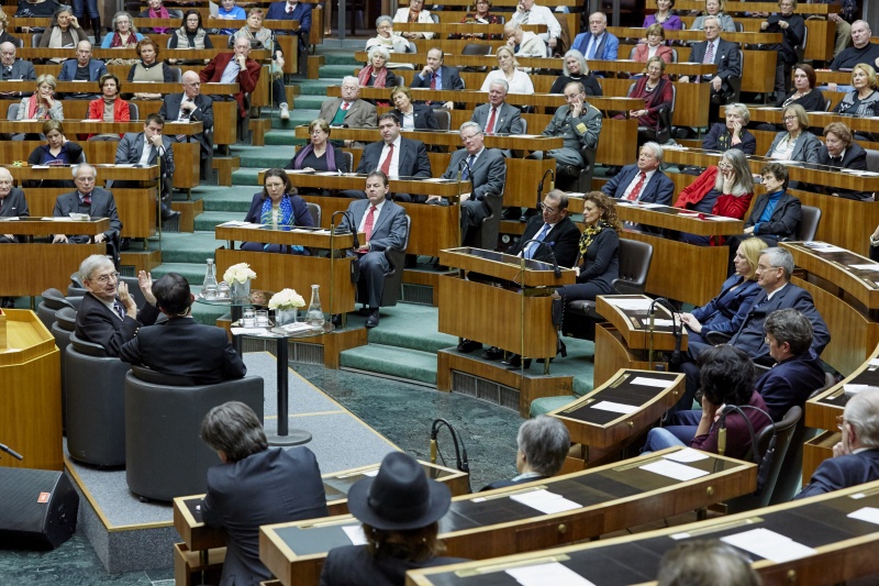 Podium v.li.: Ari Rath im Gespräch mit Michael Kerbler. Blick Richtung VeranstaltungsteilnehmerInnen