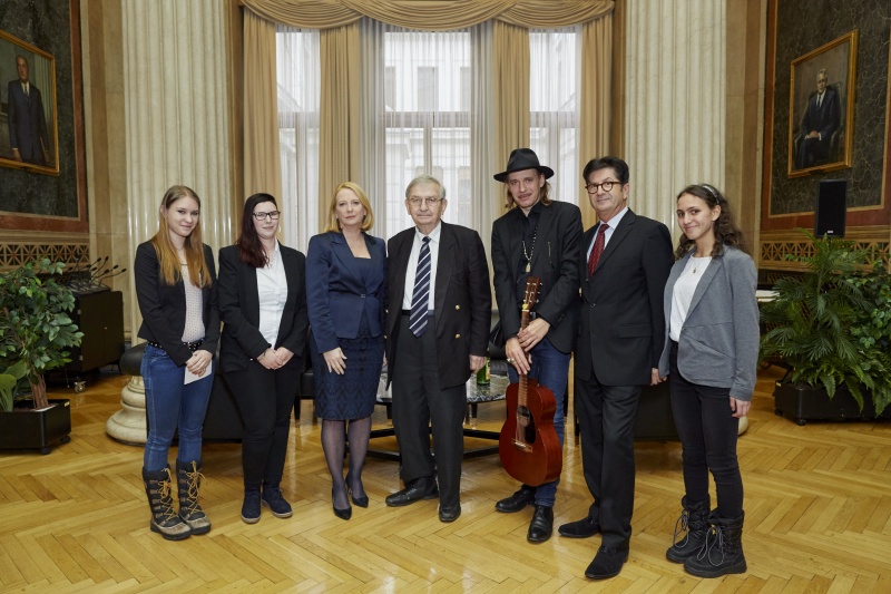 Gruppenfoto. v.li.: Schülerinnen Soraya Schwarzeneker und Bernadette Höbart-Schiessl, Nationalratspräsidentin Doris Bures (S), Ari Rath, Ernst Molden, Michael Kerbler und Schülerin Christina Kroiss