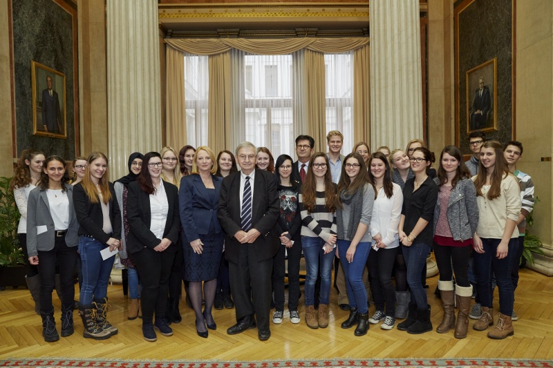 Gruppenfoto mit der teilnehmenden Schulklasse, Nationalratspräsidentin Doris Bures (S) und Ari Rath