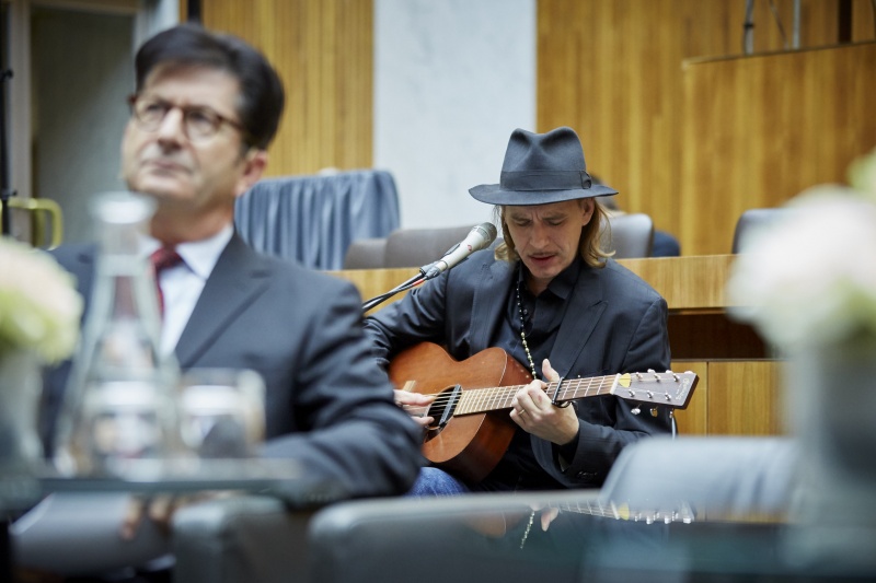 Ernst Molden an der Gitarre bei der musikalischen Umrahmung