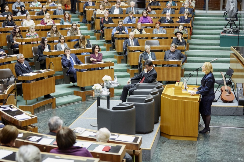 Nationalratspräsidentin Doris Bures (S) bei ihrer Ansprache am Rednerpult. Blick Richtung VeranstaltungsteilnehmerInnen