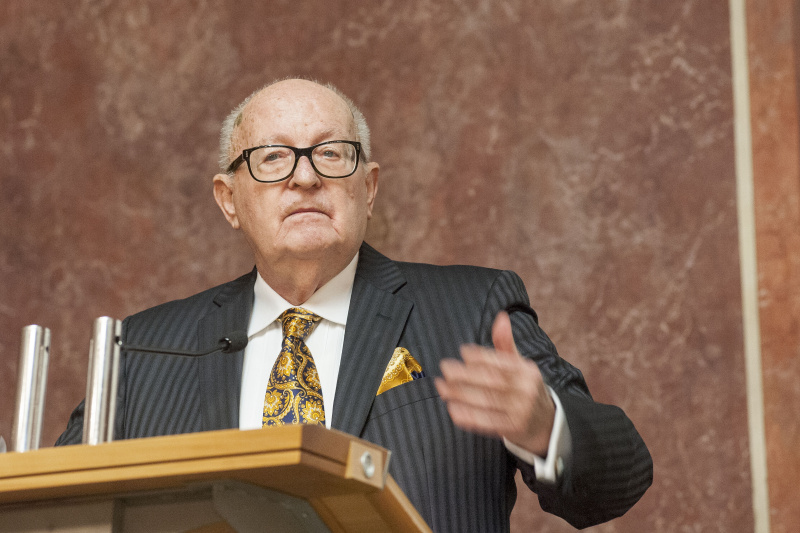Der ehemalige Universitätsprofessor Manfried Welan bei seiner Laudatio auf den Verein Jugendbeteiligung Dornbirn
