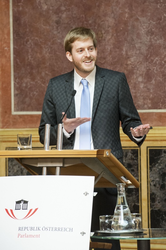 Preisträger Direktor Forum Informationsfreiheit Mathias Huter bei seiner Dankesrede