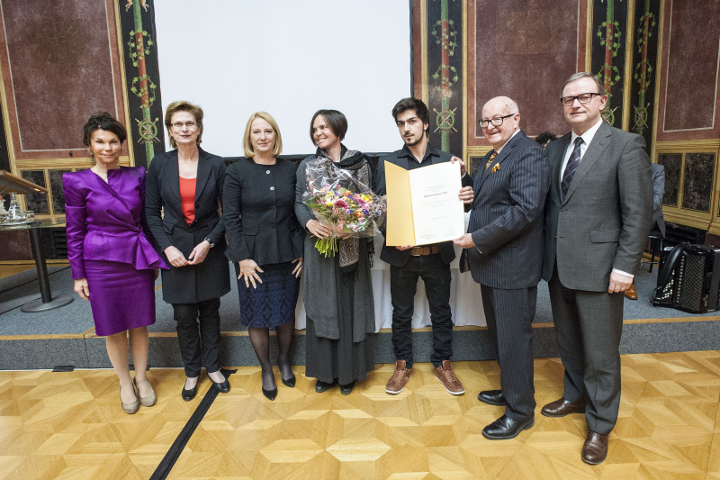 v.li.: Vizepräsidentin des Verfassungsgerichtshofes Brigitte Bierlein, Parlamentsvizedirektorin Susanne Janistyn-Novák, Nationalratspräsidentin Doris Bures (S), Angelika Rusch und Begleitung für die Preisträger Mitglieder des 'Vereins Jugendbeteiligung Dornbirn', Manfried Welan und Zweiter Nationalratspräsident Karlheinz Kopf (V)