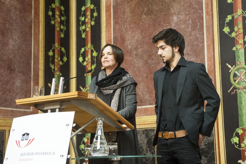 Preisträger 'Verein Jugendbeteiligung Dornbirn' Angelika Rusch und Begleitung bei ihren Dankesworten