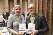v.li. Vizepräsidentin des Bundesrates Inge Posch-Gruska (S) und Musiker und Menschenrechtsaktivist Willi Resetarits mit Buch