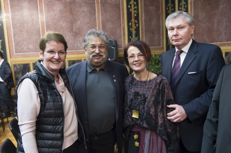 v.li. Bundesrätin Elisabeth Grimling (S), Vorsitzender des Volksgruppenbeirates der Roma Rudolf Sarközi, Bundesrätin Ana Blatnik (S) und der Landtagspräsident des Burgenlandes Gerhard Steier (S)
