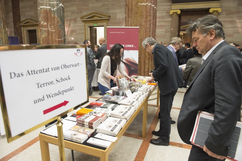 Hinweisschild zur Veranstaltung und Büchertisch