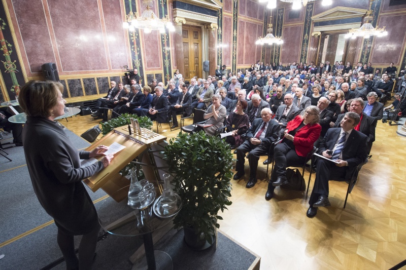 Bundesratspräsidentin Sonja Zwazl (V) bei der Begrüßung am Rednerpult. Blick Richtung VeranstaltungsteilnehmerInnen