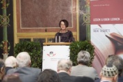 Bundesrätin Ana Blatnik (S) bei ihren Grußworten am Rednerpult