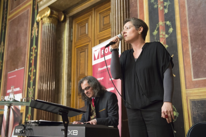 Musikalische Untermalung während der Lesung.  Ferry Janoska (Keyboard), Eveline Rabold (Gesang)