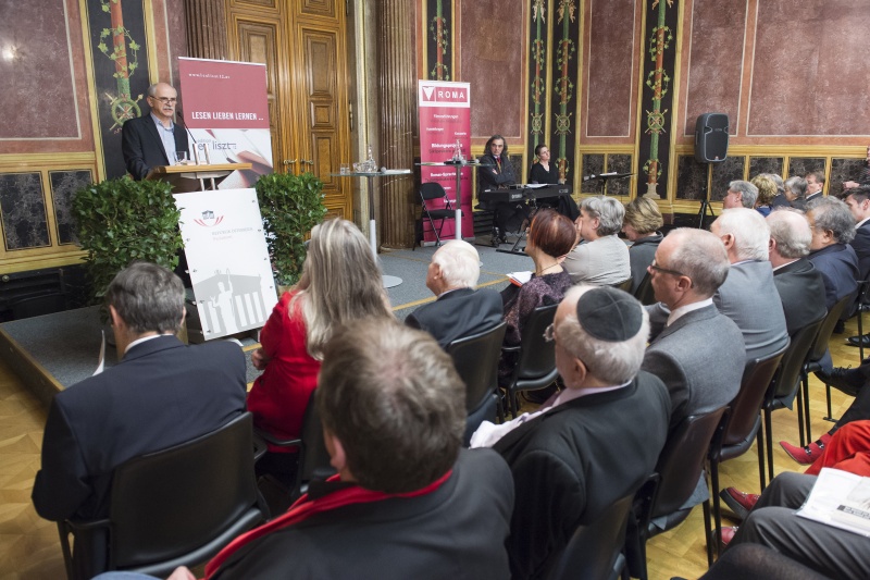Lesung von Autor und Herausgeber Erich Schneller. Blick Richtung VeranstaltungsteilnehmerInnen