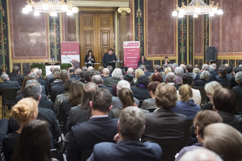 v.li. Lesung von Barbara Horvath und Christoph Krutzler. Blick Richtung VeranstaltungsteilnehmerInnen