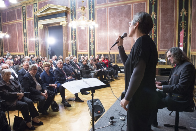 Musikalische Untermalung durch Eveline Rabold (Gesang) und Ferry Janoska (Keyboard). Blick Richtung VeranstaltungsteilnehmerInnen
