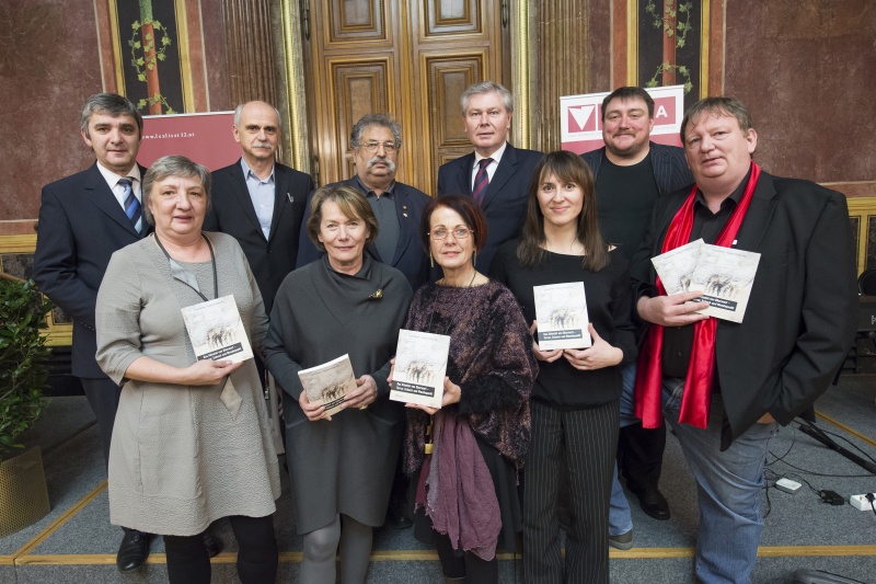 Erste Reihe v.li.:  Bundesratsvizepräsidentin Inge Posch-Gruska (S), Bundesratspräsidentin Sonja Zwazl (V), Bundesrätin Ana Blatnik (S), Barbara Horvath, Verlagsleiter Horst Horvath. 2. Reihe v.li.:  Bundesrat Walter Temmel (V), Autor und Herausgeber Erich Schneller, Vorsitzender des Volksgruppenbeirates der Roma Rudolf Sarközi, Landtagspräsident des Burgenlandes Gerhard Steier (S) und Christoph Krutzler