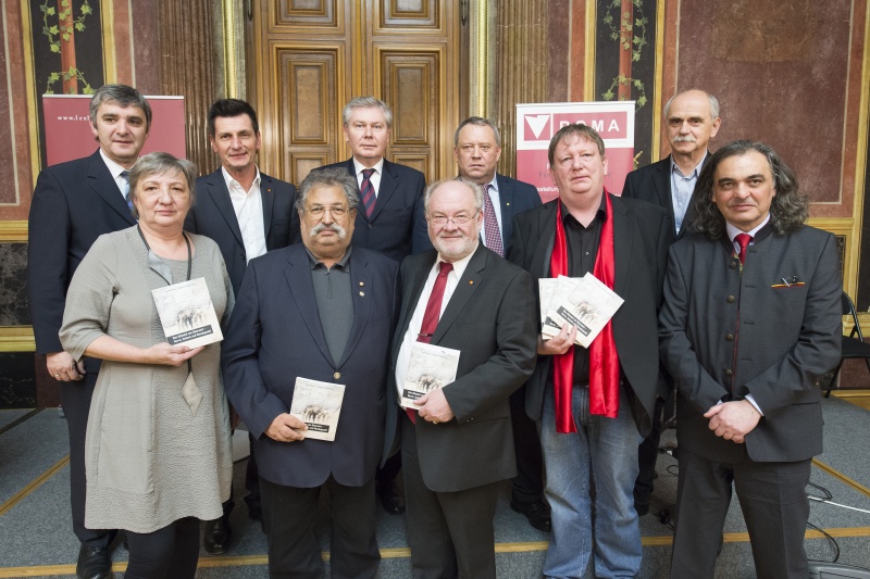 Erste Reihe v.li.: Bundesratsvizepräsidentin Inge Posch-Gruska (S), Vorsitzender des Volksgruppenbeirates der Roma Rudolf Sarközi, Veranstaltungteilnehmer, Verlagsleiter Horst Horvath und Veranstaltungteilnehmer. Zweite Reihe v.li.: Bundesrat Walter Temmel (V), Veranstaltungteilnehmer,  Landtagspräsident des Burgenlandes Gerhard Steier (S), Veranstaltungteilnehmer, Autor und Herausgeber Erich Schneller