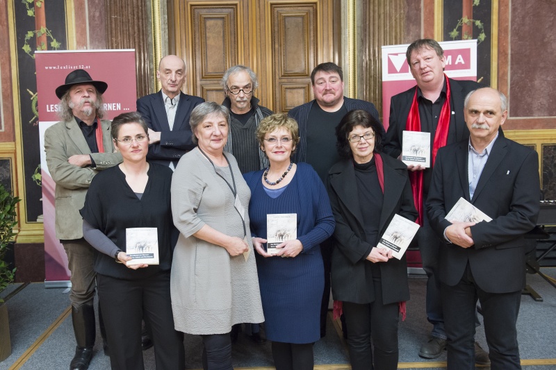 Erste Reihe v.li.: Autorin, Bundesratsvizepräsidentin Inge Posch-Gruska (S), Autorin, Herausgeberin Annemarie Klinger, Autor und Herausgeber Erich Schneller. Zweite Reihe, 3 Autoren, Christoph Krutzler und Verlagsleiter Horst Horvath
