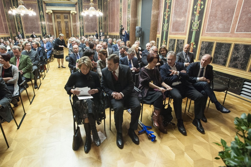 Blick Richtung VeranstaltungsteilnehmerInnen. Erste Reihe v.li.: Bundesratspräsidentin Sonja Zwazl (V), Niederösterreichischer Landtagspräsident Hans Penz, Bundesrätin Ana Blatnik (S), Bundesrat Edgar Mayer (V) und Nationalratsabgeordneter Johann Hechtl (S)