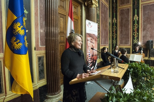 Bundesratspräsidentin Sonja Zwazl (V) bei ihrer Begrüßung am Rednerpult