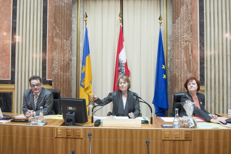 Am Präsidium v.li.: Schriftführer Josef Saller (V), Bundesratspräsidentin Sonja Zwazl (V) mit Glocke bei der Sitzungseröffnung und Bundesratsdirektorin Susanne Bachmann
