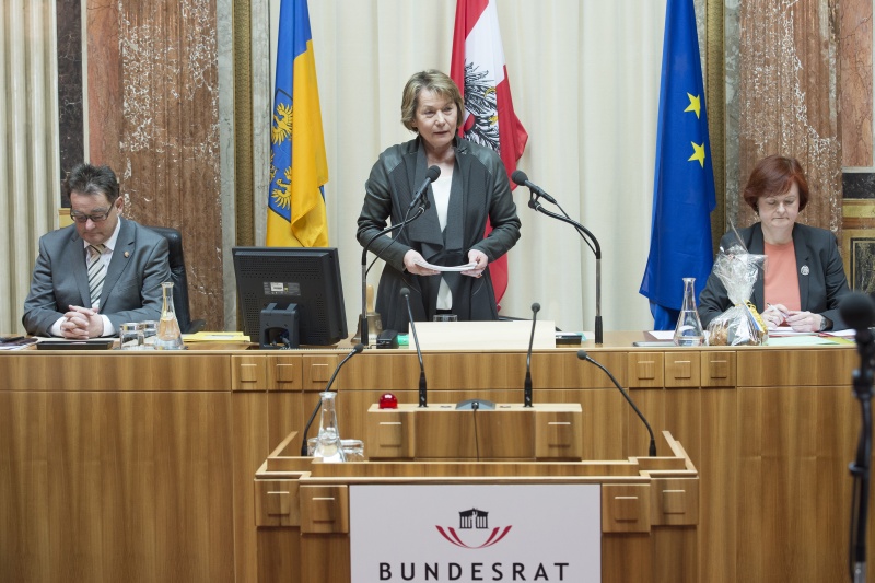 Am Präsidium v.li.: Schriftführer Josef Saller (V), Bundesratspräsidentin Sonja Zwazl (V) bei ihrer Antrittsrede und Bundesratsdirektorin Susanne Bachmann