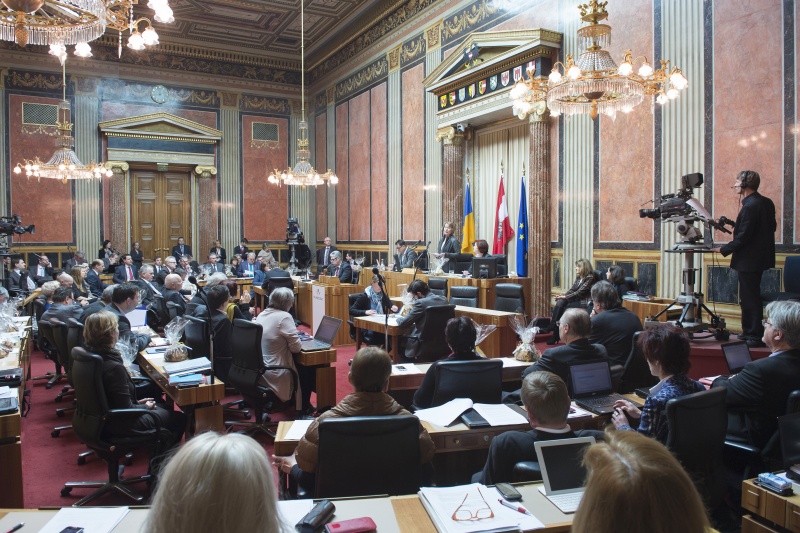 Bundesratspräsidentin Sonja Zwazl (V) bei ihrer Antrittsrede am Präsidium. Blick in Richtung Bundesratsmitglieder
