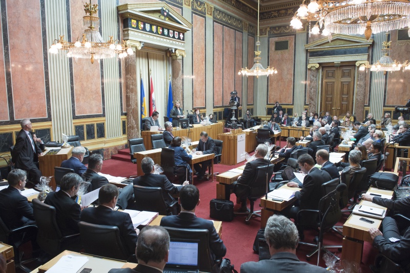 Bundesratspräsidentin Sonja Zwazl (V) bei ihrer Antrittsrede am Präsidium. Blick in Richtung Bundesratsmitglieder