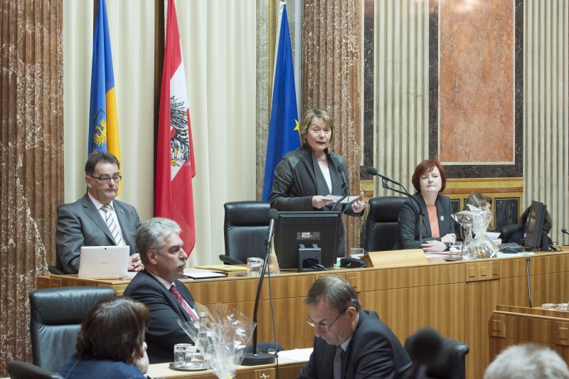 Bundesratspräsidentin Sonja Zwazl (V) bei ihrer Antrittsrede am Präsidium. Im Vordergrund Finanzminister Hans-Jörg Schelling (V)