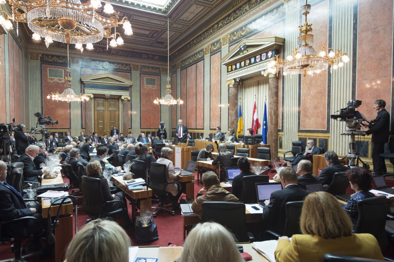 Finanzminister Hans-Jörg Schelling (V) gibt eine Erklärung zum Thema 'Finanzausgleich' ab. Blick in Richtung Bundesratsmitglieder