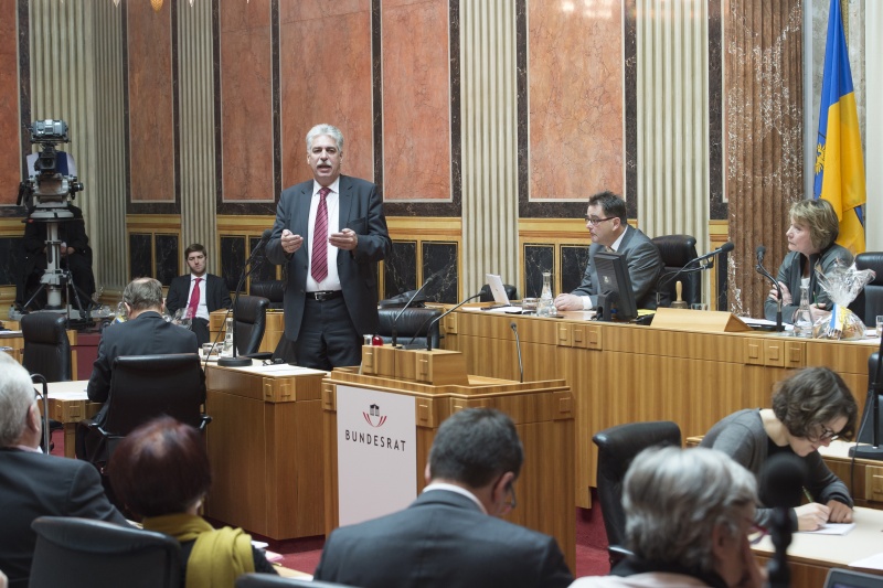 Finanzminister Hans-Jörg Schelling (V) gibt eine Erklärung zum Thema 'Finanzausgleich' ab. Blick in Richtung Bundesratsmitglieder