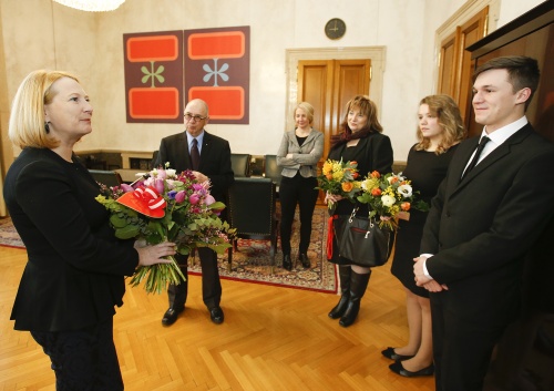 Nationalratspräsidentin Doris Bures (S) (li) im Gespräch mit den VertreterInnen der Österreichischen Gärtner, Floristen und Blumengroßhändler