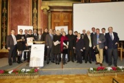 Gruppefoto mit allen Preisträgern, Juroren, Laudatoren und dem Zweiten Nationalratspräsidenten Karlheinz Kopf (V) (re. neben Rednerpult)