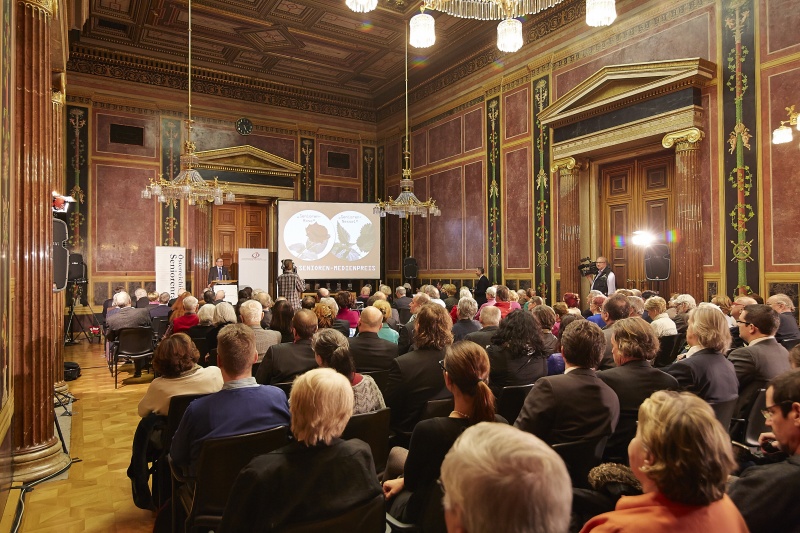 Zweiter Nationalratspräsident Karlheinz Kopf (V) am Rednerpult. Blick Richtung VeranstaltungsteilnehmerInnen