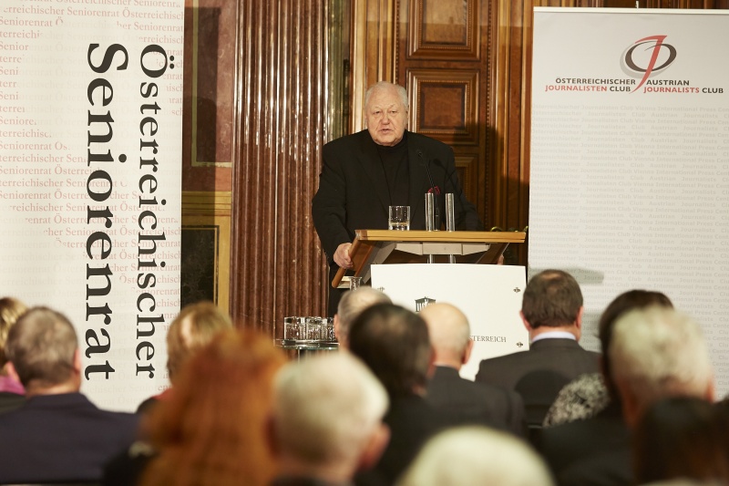 Seniorenratspräsident Karl Blecha am Rednerpult