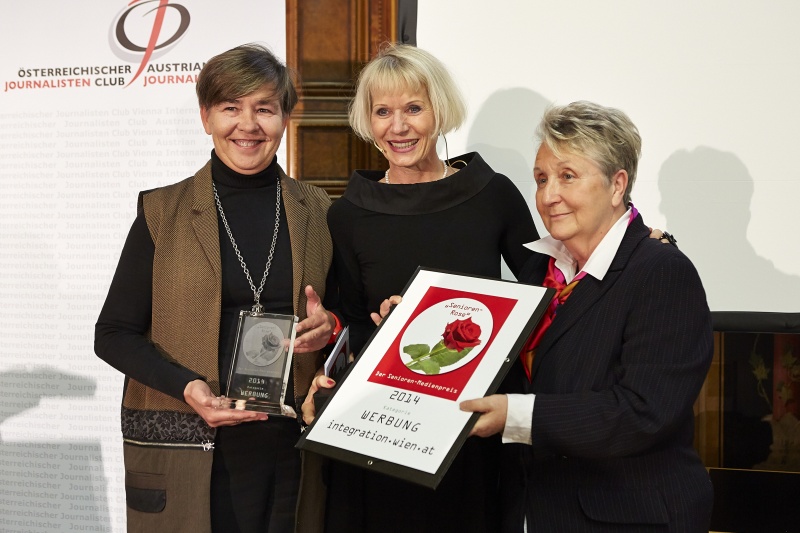 Preisträger Senioren-Rose Werbung - integration.wien.at, Moderatorin Heilwig Pfanzelter und Elisabeth Pittermann