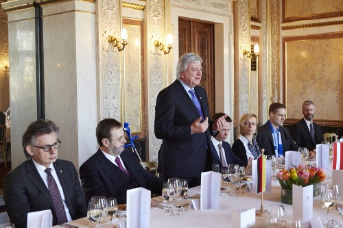 Deutsche Bundesratspräsident Volker Bouffier während seiner Tischrede