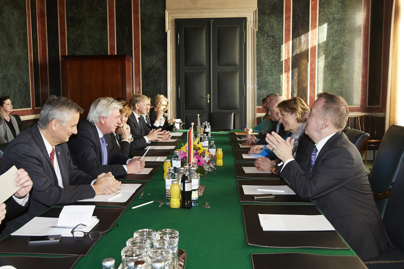 Aussprache: Rechte Seite die Österreichische Delegation mit Bundesratspräsidentin Sonja Zwazl (V) (2.v.re.) . Linke Seite die deutsche Delegation mit Bundesratspräsident Volker Bouffier (2.v.li.)