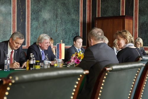 Aussprache: Rechte Seite die Österreichische Delegation mit Bundesratspräsidentin Sonja Zwazl (V) (2.v.re.) . Linke Seite die deutsche Delegation mit Bundesratspräsident Volker Bouffier (2.v.li.)