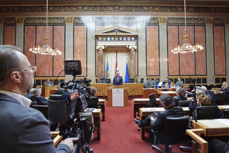 Deutsche Bundesratspräsident Volker Bouffier am Rednerpult