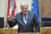 Deutsche Bundesratspräsident Volker Bouffier am Rednerpult