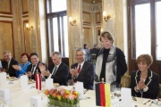 Bundesratspräsidentin Sonja Zwazl (V) (stehend) während ihrer Tischrede