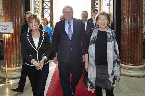 v.re.: Bundesratspräsidentin Sonja Zwazl und der deutsche Bundesratspräsident Volker Bouffier mit Gattin