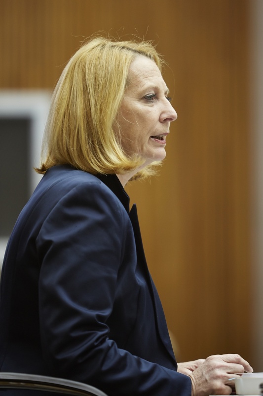 Nationalratspräsidentin Doris Bures (S) begrüßt die EnqueteteilnehmerInnen